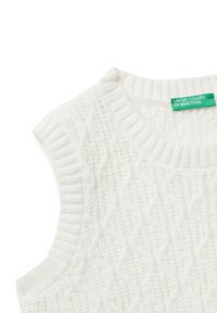 Bílý svetr bez rukávů pletený do kabelu s žebrovaným výstřihem a průramky, s označením "United Colors of Benetton" v zelené barvě.