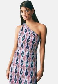 Rochie cu un umăr dintr-un material ușor, având un model ondulat în nuanțe de navy, roz și verde, cu accente circulare. Textură netedă și design adaptat.