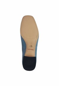 Scarpa slip-on in denim con upper in tessuto blu testurizzato, suola beige, accentuazione in gomma sul tallone e dettaglio di branding in rilievo sulla suola.