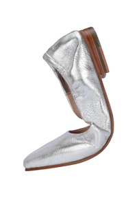 Pumps in pelle argentata con punta affilata, superiore curva e tacco a blocco in legno. La finitura testurizzata aumenta l'interesse visivo.