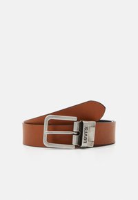 Bruine leren riem met een vierkante zilveren sp buckle met "Levi's" merknaam. De riem heeft een soepele textuur en een klassiek ontwerp.