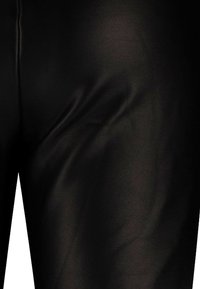 Schwarze Lack-Leggings aus Kunstleder mit glatter, glänzender Textur, die eng anliegt und sichtbare Nähte für ein elegantes Erscheinungsbild aufweist.