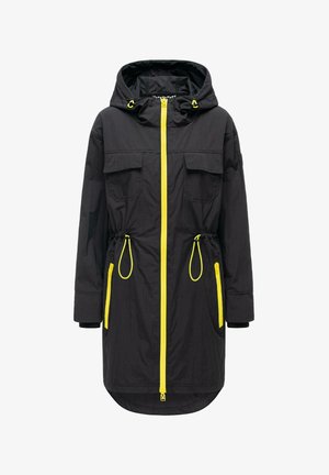 Schwarzer Regenmantel mit Kapuze, leuchtend gelbem Reißverschluss, zwei vorderen Brusttaschen, verstellbaren Taillenschnüren und seitlichen Reißverschlusstaschen.