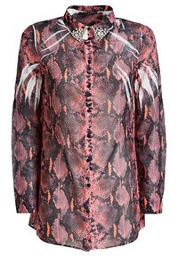 Blouse transparente à manches longues avec un motif serpent dans des nuances de rose et de noir, dotée d'un col orné et d'une fermeture à boutons sur le devant.