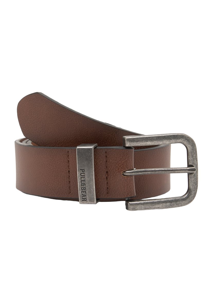 Bruine leren riem met een rechthoekige metalen gesp met een geborstelde afwerking. Inclusief een merkaccent van metaal en een gladde textuur.