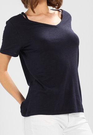 Navyblauw T-shirt met korte mouwen en V-hals, gemaakt van zacht katoen, met een comfortabele pasvorm en openingen bij de schouders voor een modern detail.