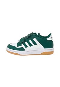 Zapatillas verdes y blancas con un upper de cuero texturizado, que cuentan con tres franjas blancas, correa de Velcro y una suela de goma.