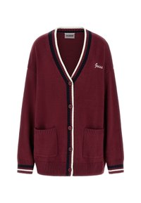 Cardigan bordeaux con rifiniture a righe bianche e blu navy, scollo a V, chiusura con bottoni, due tasche frontali e logo "Guess" ricamato sopra la tasca sinistra.