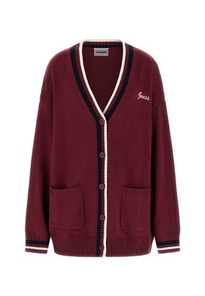 Cardigan bourgogne avec des bordures rayées blanches et marines, col en V, fermeture à boutons, deux poches avant et logo brodé "Guess" au-dessus de la poche gauche.