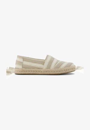 Beige-witte gestreepte espadrille met gevlochten juten zool en strikbandjes bij de hiel, zijaanzicht tegen een witte achtergrond.