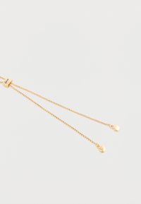 Goldener Anhänger mit einer Halskette, die aus zwei dünnen Ketten mit runden, glatten Tropfenakzenten besteht. Minimalistisches Design mit einer eleganten Oberfläche.