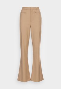 Pantalon beige évasé avec une texture lisse, poches avant inclinées et coupe ajustée, doté d'une taille mi-haute et d'un design épuré.