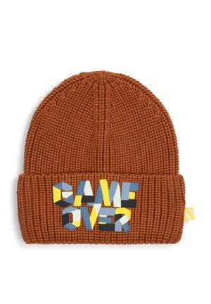 Bonnet marron tricoté avec un revers plié présentant des lettres multicolores en bloc formant "GAME OVER" sur le devant.