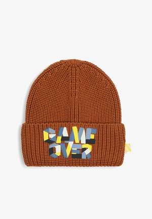 Bonnet marron tricoté avec un revers plié présentant des lettres multicolores en bloc formant "GAME OVER" sur le devant.