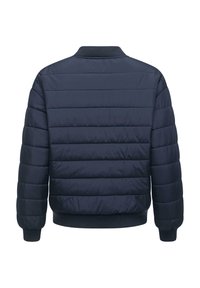 Tengerészkék pufi dzseki steppelt mintával, bordázott nyakkal és mandzsettákkal, valamint egyenes aljjal. Simára kidolgozott anyag látható fémrészek nélkül.