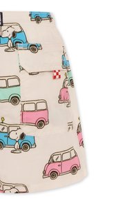 Shorts beiges avec des motifs de voitures de dessin animé multicolores en bleu, rose et vert. Comprend une poche latérale avec un détail de tag à damier.