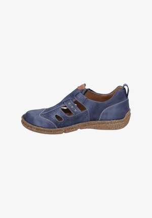 Chaussure décontractée en cuir bleu avec détails découpés, accents cousus et semelle marron texturée, conçue pour le confort et la respirabilité.