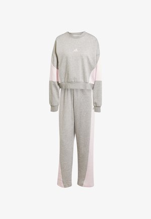 Survêtement gris avec un accent rose clair ; il comporte un col rond, des manches longues et une taille élastique. Fabriqué en tissu doux et texturé.