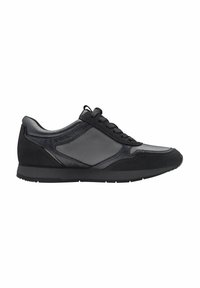 Sneaker atletico nero e grigio scuro con lacci anteriori, materiali sintetici e tessili e suola piatta su uno sfondo bianco.