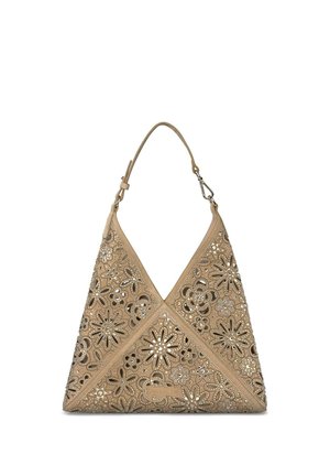 Bolso triangular beige con patrones florales recortados y pequeños detalles de pedrería, con una única correa de hombro con cierre metálico.