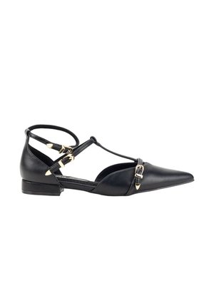 Zapato plano de cuero negro con punta afilada, doble correa en el tobillo y acentos en tono dorado. Presenta un tacón cuadrado bajo y una textura suave.