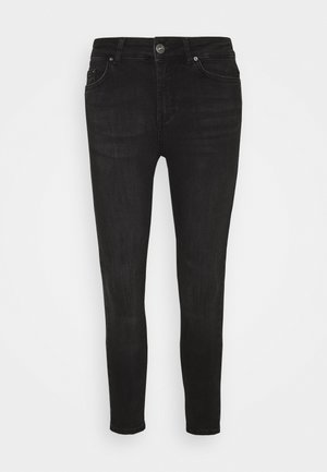 Slim-fit černé džíny z denimu s pěti kapsami, zapínáním na knoflík a poutky na pás, vystavené na jednoduchém bílém pozadí.