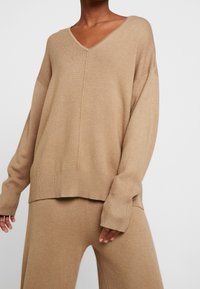 Kaffe Neule - camel