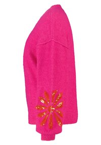 Roze trui met een gemêleerd oranje bloemenpatroon op de linker mouw. Gemaakt van zacht, textuur materiaal met geribbelde manchetten.