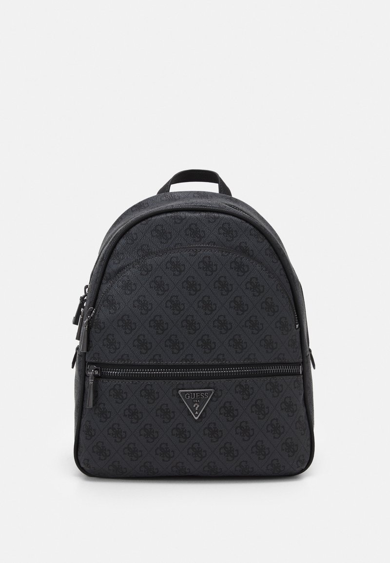 Sac à dos noir avec une finition texturée, présentant un logo prominent, un dessus arrondi et une poche zippée à l'avant. Fins sangles latérales et poignee supérieure.