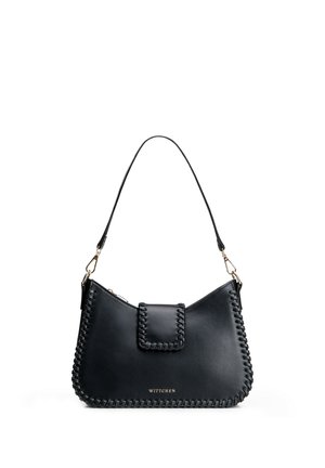 Bolso de hombro de piel negra con bordes trenzados, solapa superior, herrajes dorados y logo "WITTCHEN" centrado cerca de la parte inferior.