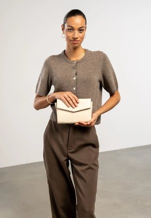 Isabel Bernard, ISABEL BERNARD HONORÉ LINA BEIGE CLUTCH MIT ABNEHMBARER SCHULTERKETTE IB21135-072 - Clutch - beige