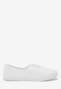 Białe płótno buty typu slip-on z haftowanymi wzorami kwiatowymi, gumową osłoną na palce i teksturowaną podeszwą, pokazane w profilu bocznym na białym tle.