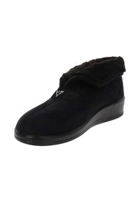 Zwarte slipper met een zachte, getextureerde buitenkant, omgevouwen fleece manchet en een gevormde rubberen zool. Bevat een kleine decoratieve accent.