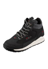 Czarne sneakersy za kostkę z szarymi akcentami, wykonane z siateczki i zamszu, z wyściełanym kołnierzem, metalowymi oczkami oraz kontrastującą białą podeszwą.