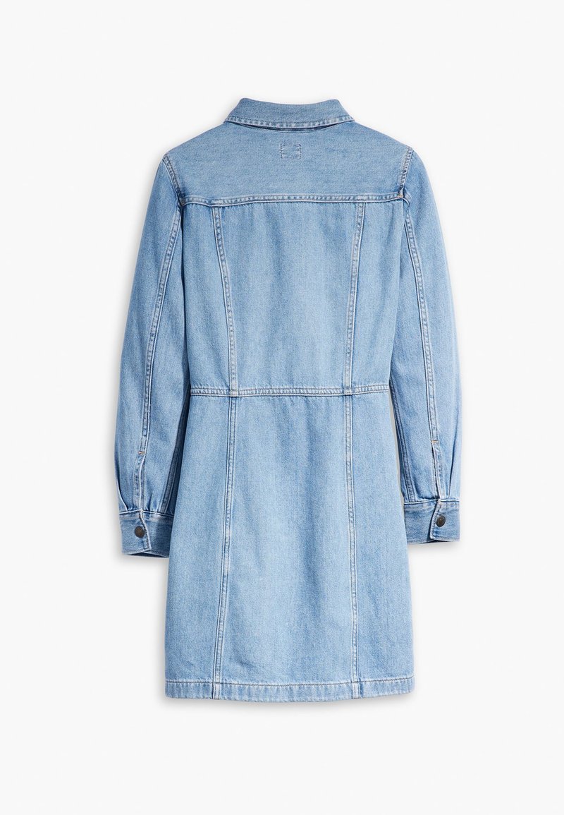 Robe en jean bleu clair avec des manches longues, un col et des poignets boutonnés. Présente une taille cintrée et une coupe droite, avec des détails de couture.