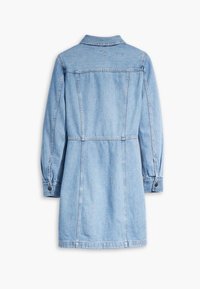Jasnoniebieska sukienka dżinsowa z kołnierzem, długimi rękawami oraz dopasowaną talią. Posiada mankiety na guziki i widoczne przeszycia.