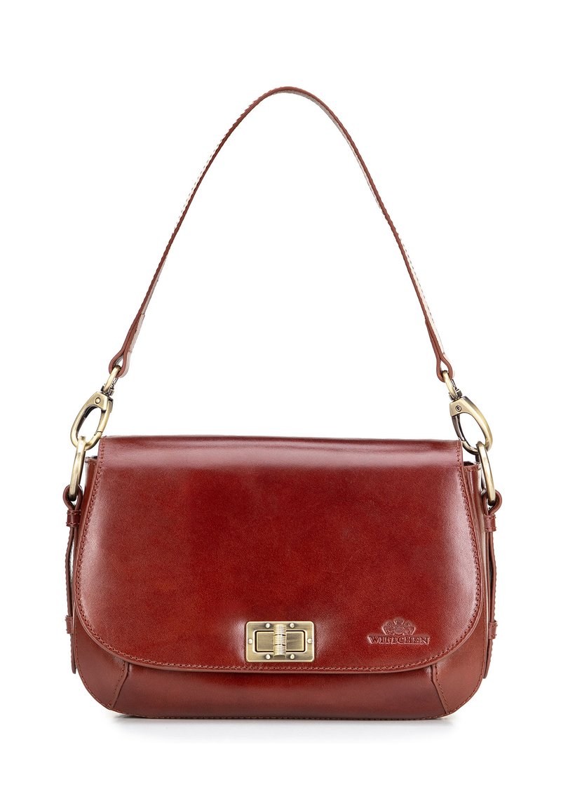 Borsa a spalla in pelle marrone con chiusura a patta, hardware dorato e texture liscia. Presenta una lunga tracolla in pelle regolabile.