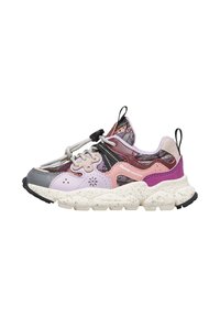 Sneaker multicolore con un mix di materiali grigi, rosa e viola. Presenta un upper con motivo, una suola testurizzata e lacci elastici per una vestibilità sicura.