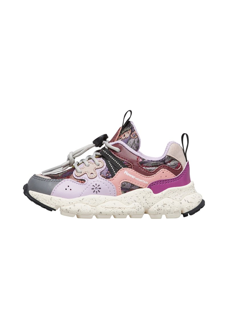 Sneaker multicolore con un mix di materiali grigi, rosa e viola. Presenta un upper con motivo, una suola testurizzata e lacci elastici per una vestibilità sicura.