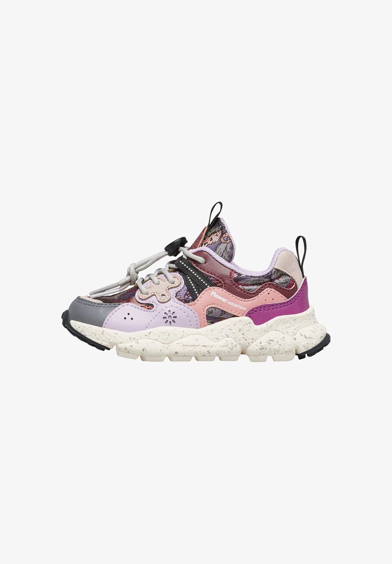 Sneaker multicolore con un mix di materiali grigi, rosa e viola. Presenta un upper con motivo, una suola testurizzata e lacci elastici per una vestibilità sicura.