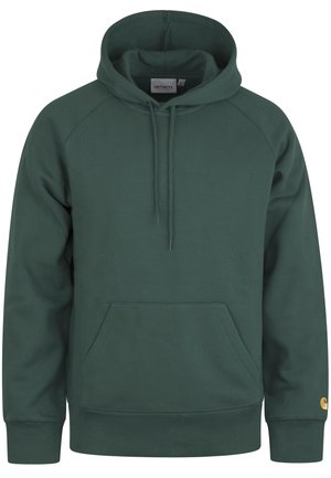 Dunkelgrüner Kapuzenpullover mit Kängurutasche vorne und Kordelzug an der Kapuze, mit kleinem Logo am linken Ärmelbündchen.