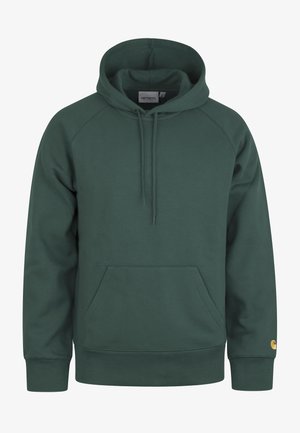 Mørkegrøn hættetrøje med kangurulomme foran og snøre i hætten, med en lille logo på venstre ærmekant.