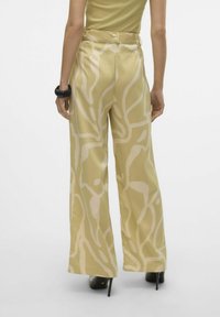 Vero Moda VMPAIGE  - Auduma bikses - green haze