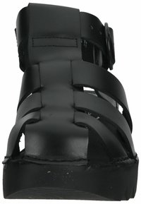 Černé kožené sandály s páskovým designem, otevřenou špičkou a silnou podrážkou. Nastavitelný přezkový uzávěr kolem kotníku.