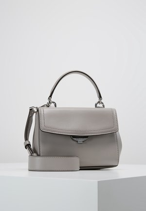 Borsa a mano in pelle grigia con una forma strutturata, manico superiore, tracolla rimovibile e chiusura a pattina con hardware metallico.
