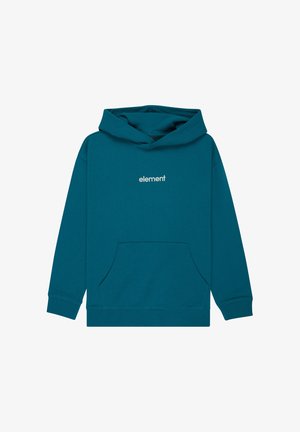 Dieťa so stredne dlhými vlasmi, oblečené v modrej mikine s kapucňou značky "element", sivých voľných džínsoch a čiernych nízkych teniskách, stojace s jednou rukou v vrecku.