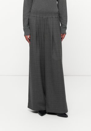 Grijze geruite wijde broek van een gestructureerde stof, met een elastische tailleband en een minimalistisch ontwerp. Gemaakt met een lange mouwtop.