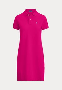 Vestido tipo polo de algodón en un rosa brillante, con cuello, mangas cortas y un pequeño logotipo bordado en el lado izquierdo del pecho. Diseño clásico de polo.