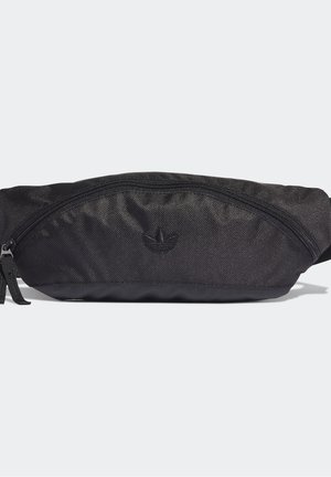 Czarna materiałowa nerka z zamkiem błyskawicznym i subtelnym haftowanym logo trójlistka Adidas na przodzie, przedstawiona na jednolitym białym tle.