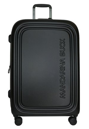 Czarna twarda walizka z wytłoczonym logo "MANDARINA DUCK", gładka powierzchnia, zaokrąglone krawędzie, teleskopowa rączka i cztery obrotowe kółka.